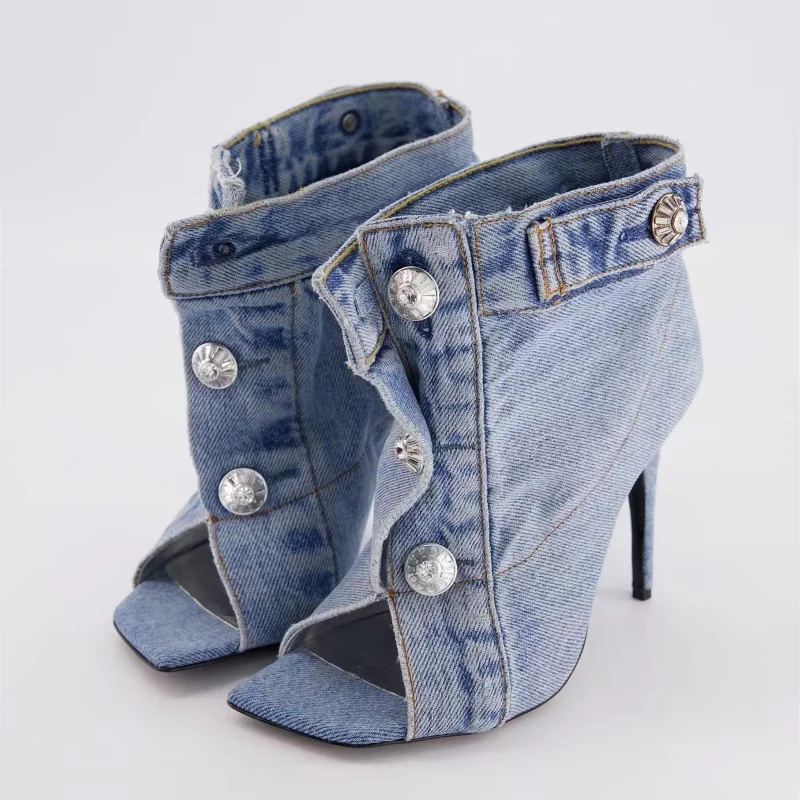 2023 European and American Brand Retro Denim Cloth Trimming Height Heel Button Belt Sandals European and American Catwalk Shoes
2023 European and American Brand Retro Denim Cloth Trimming Height Heel Button Belt Sandals European and American Catwalk Shoes