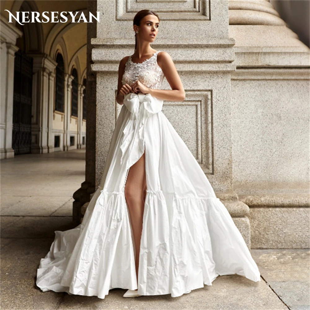 

Nersesyan Vintage Lace Wedding Dresses Bow Tiered A-Line O-Neck Appliques Bridal Gowns High Side Slit Sleeveless Bride Dress