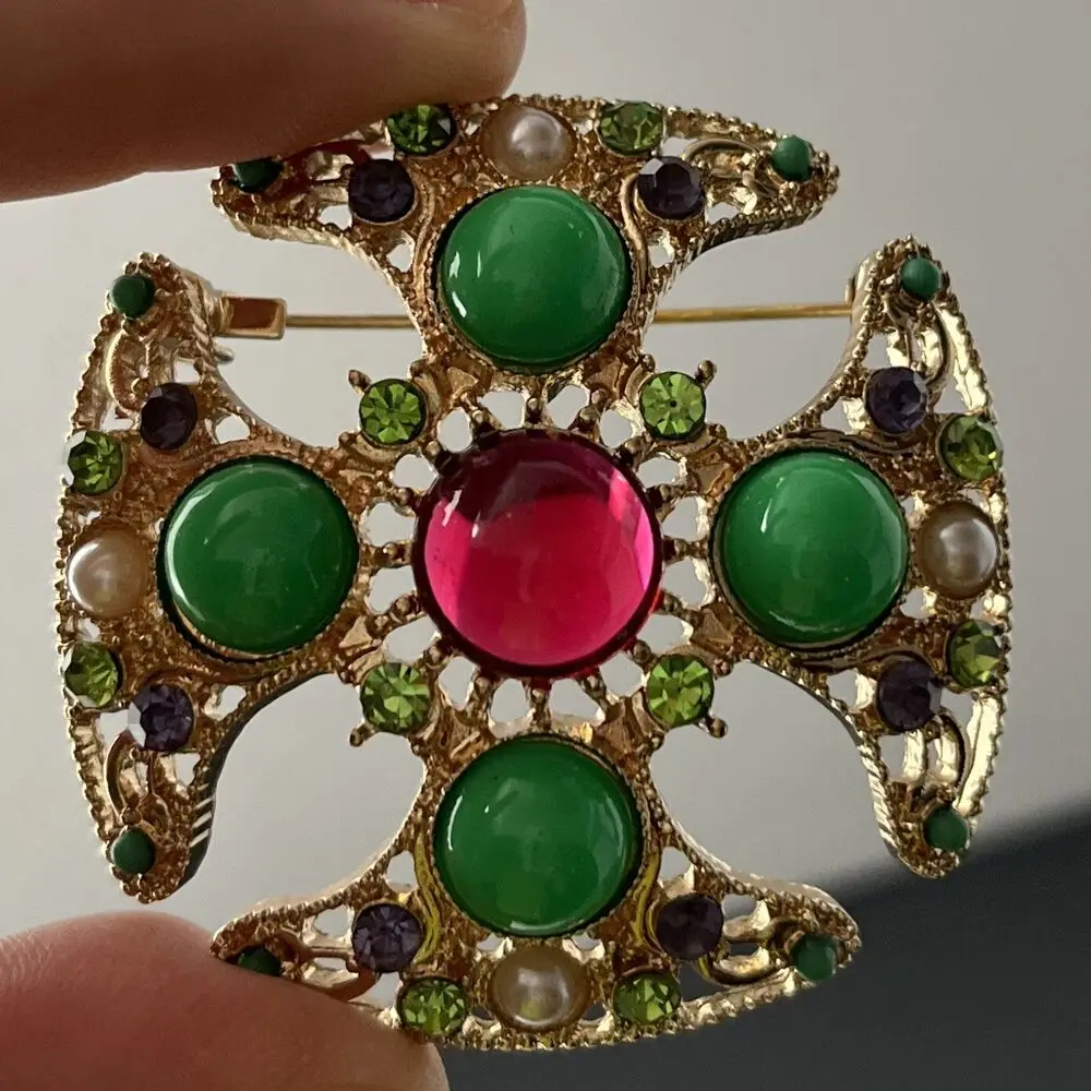 Vintage Court Baroque Openwork Square Brooches for Women Luxury Personality Emerald Lapel Pins Vintage Corsage Accessories Gift
Vintage Court Baroque Openwork Square Brooches for Women Luxury Personality Emerald Lapel Pins Vintage Corsage Accessories Gift