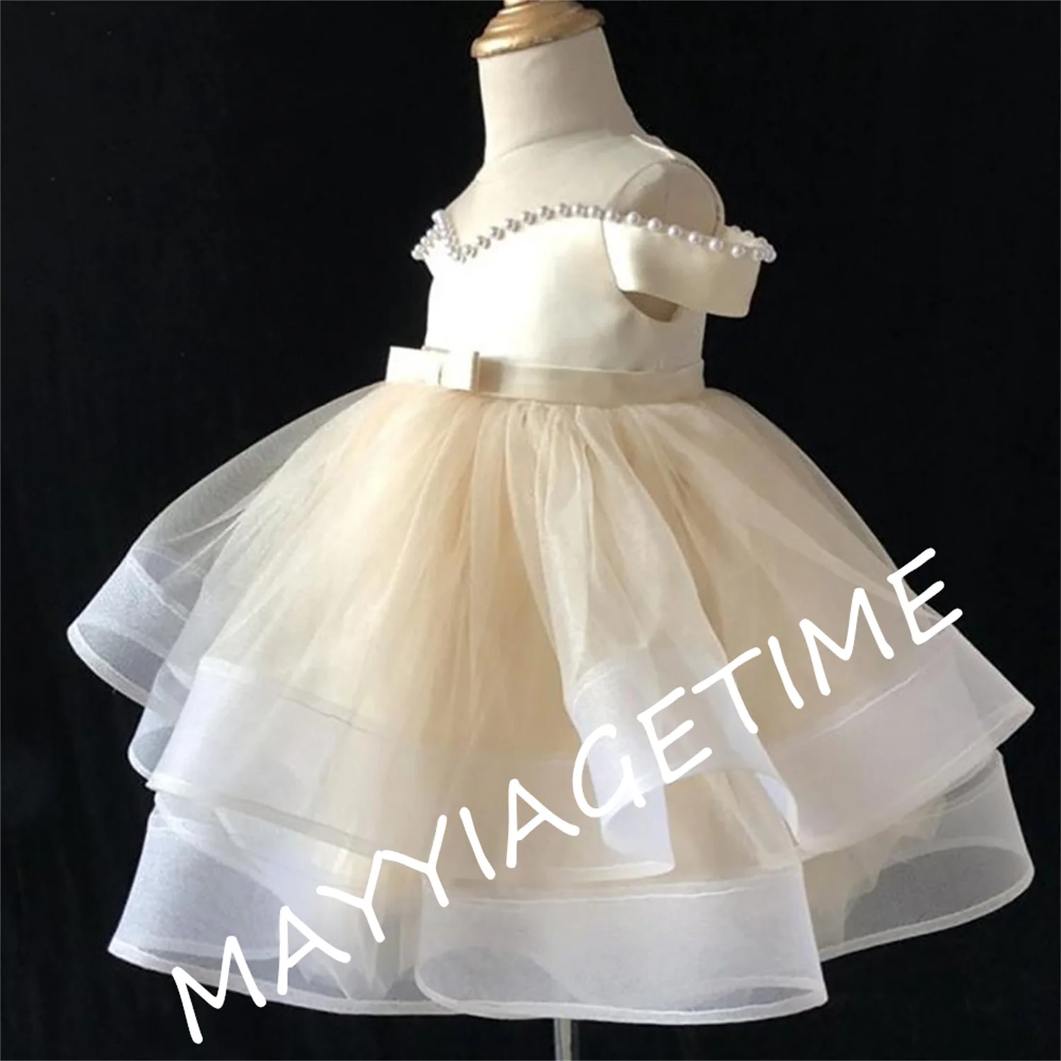 Light Champagne Pearls Flower Girl Dresses Off Shoulder Tiered Tulle Communion Dresses Big Bow Short Girl Wedding Party Dress
Light Champagne Pearls Flower Girl Dresses Off Shoulder Tiered Tulle Communion Dresses Big Bow Short Girl Wedding Party Dress