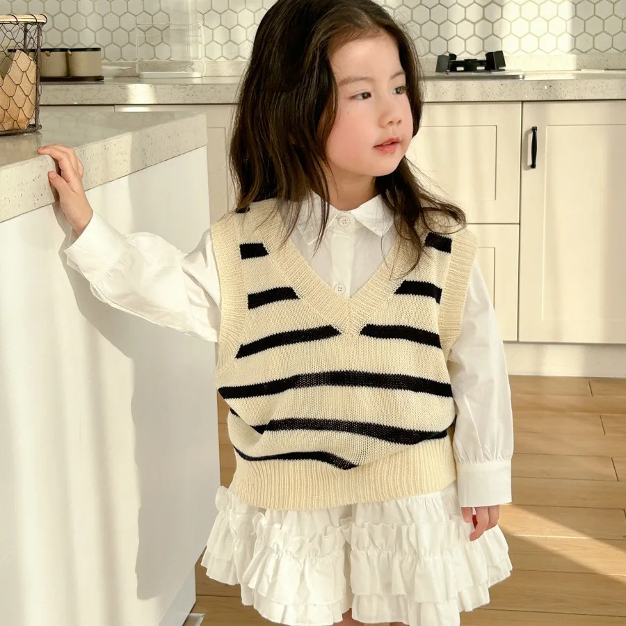 Children's V-Neck Striped Knitted Vest For Girls 2024 New Spring Sleeveless Camisole With Layered College Style Top
Children's V-Neck Striped Knitted Vest For Girls 2024 New Spring Sleeveless Camisole With Layered College Style Top