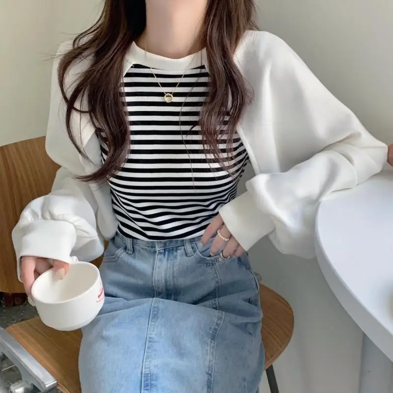 EBAIHUI Women's Sweater New Korean Stripe Fake Two Piece Ladies Sweatershirt Autumn Loose Long Sleeve Round Neck Pullover
EBAIHUI Women's Sweater New Korean Stripe Fake Two Piece Ladies Sweatershirt Autumn Loose Long Sleeve Round Neck Pullover
