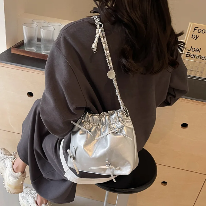 

Large Capacity 2024 New Simple Solid Color Casual Texture Bow Class Commuter Chain Bucket Shoulder Bag for Women