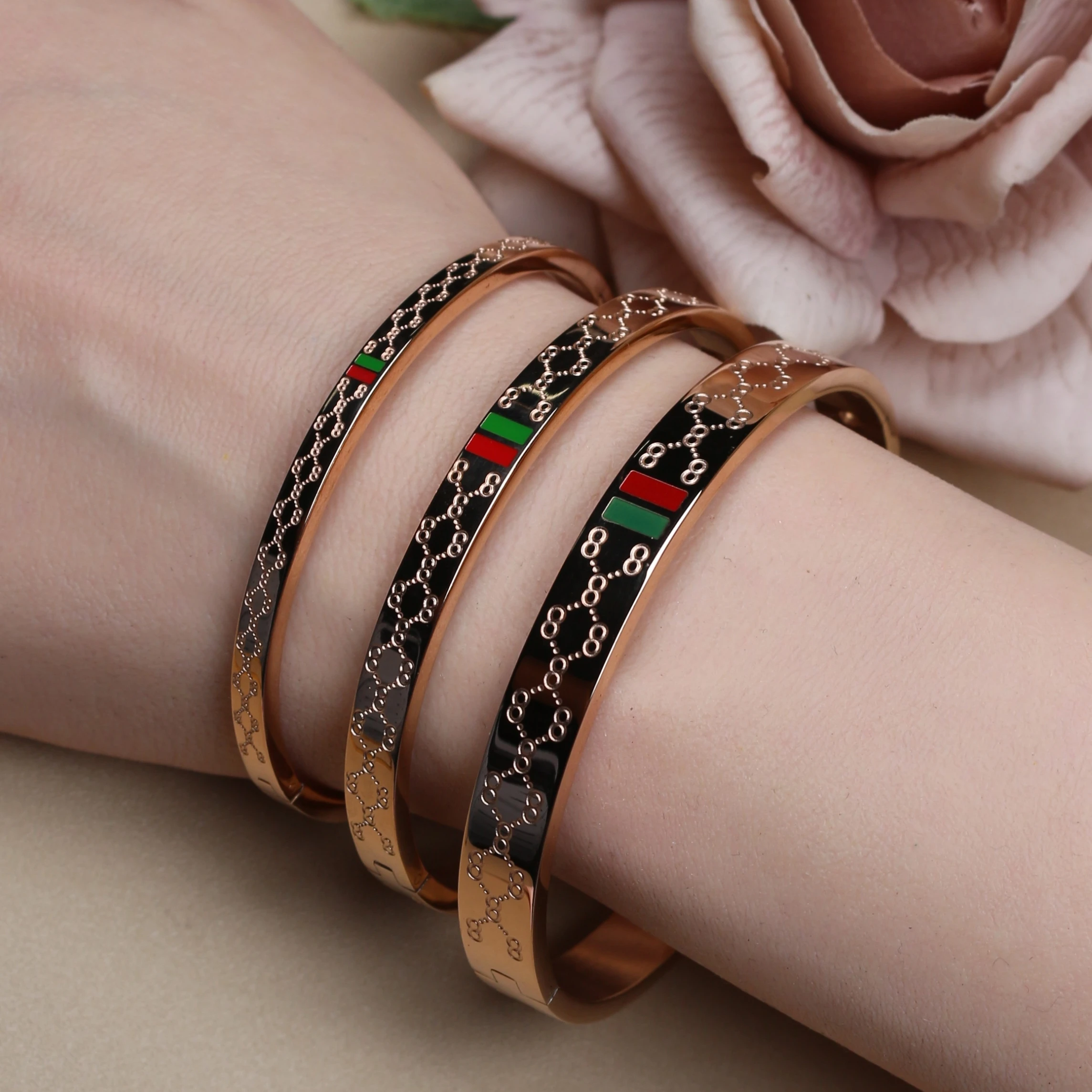 18 K Gold Plated Stainless Steel 55 MM Red/Green Bangles , Fashionable Jewelry For Men And Women Wholesale 18 K Gold Plated Stainless Steel 55 MM Red/Green Bangles , Fashionable Jewelry For Men And Women Wholesale