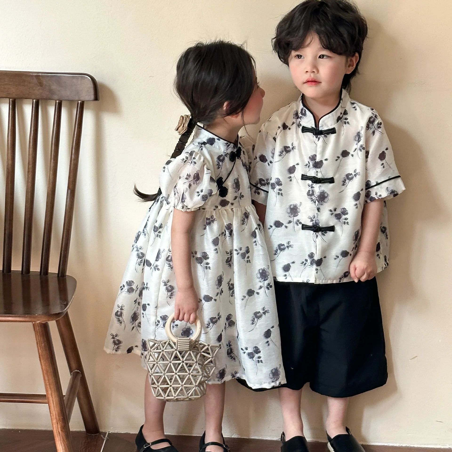 Children Clothing Kids Suit New Chinese Style 2024 Summer Fashionable Kids Shirt Shorts Girls Dress Traditional Chinese Clothing
Children Clothing Kids Suit New Chinese Style 2024 Summer Fashionable Kids Shirt Shorts Girls Dress Traditional Chinese Clothing