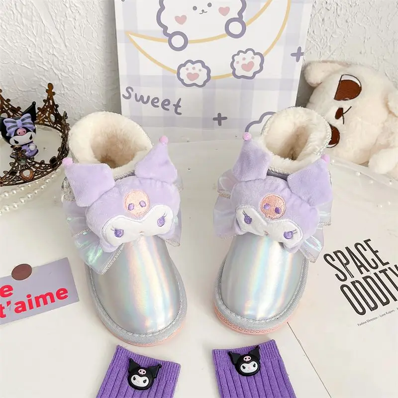 Sanrio Kuromi Snow Boots Cotton Shoes Walking In The Snow Kawaii Thicken Warm Wear-Resistant Three-Dimensional Anti-Slip Pattern
Sanrio Kuromi Snow Boots Cotton Shoes Walking In The Snow Kawaii Thicken Warm Wear-Resistant Three-Dimensional Anti-Slip Pattern