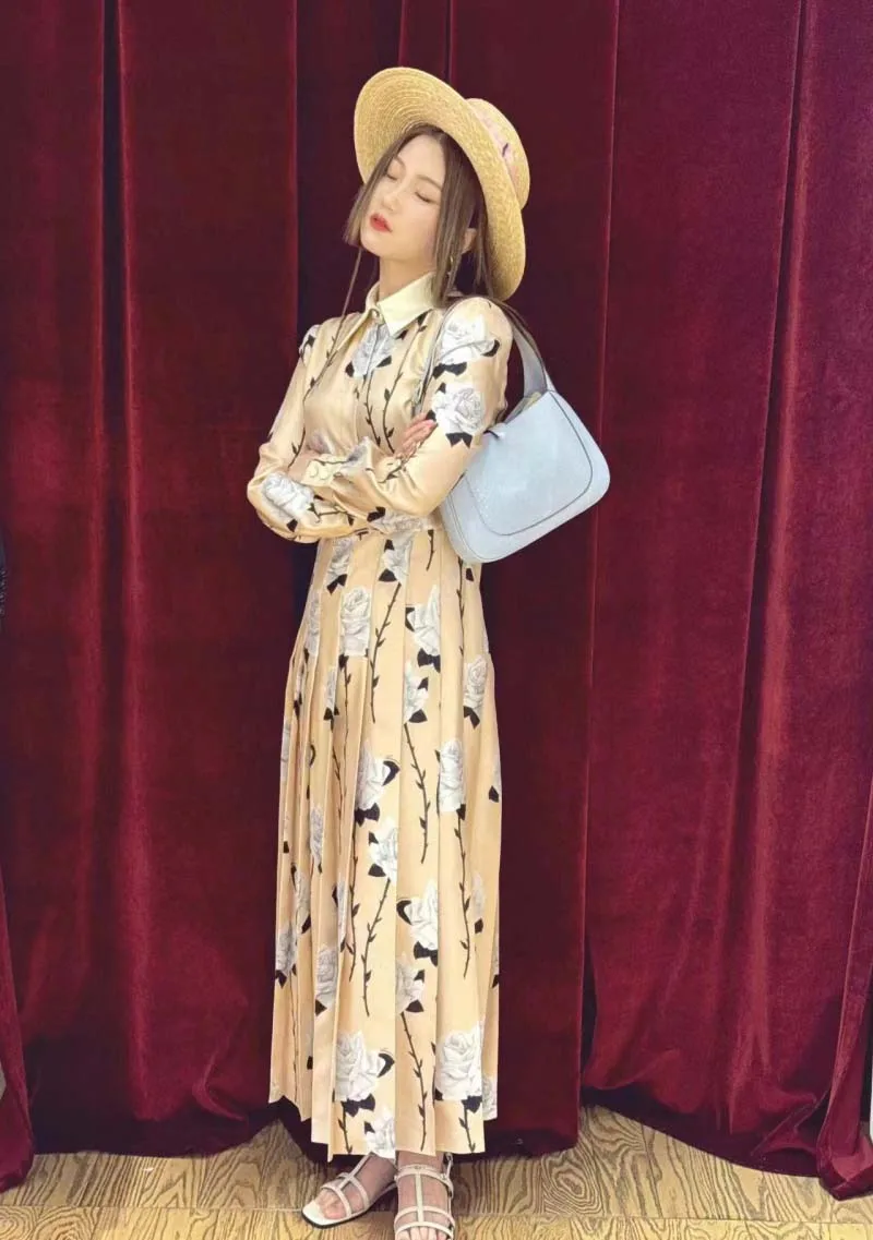 British and Korean style girlish fashion, casual trend, elegant and elegant style, slimming lapel dress
British and Korean style girlish fashion, casual trend, elegant and elegant style, slimming lapel dress