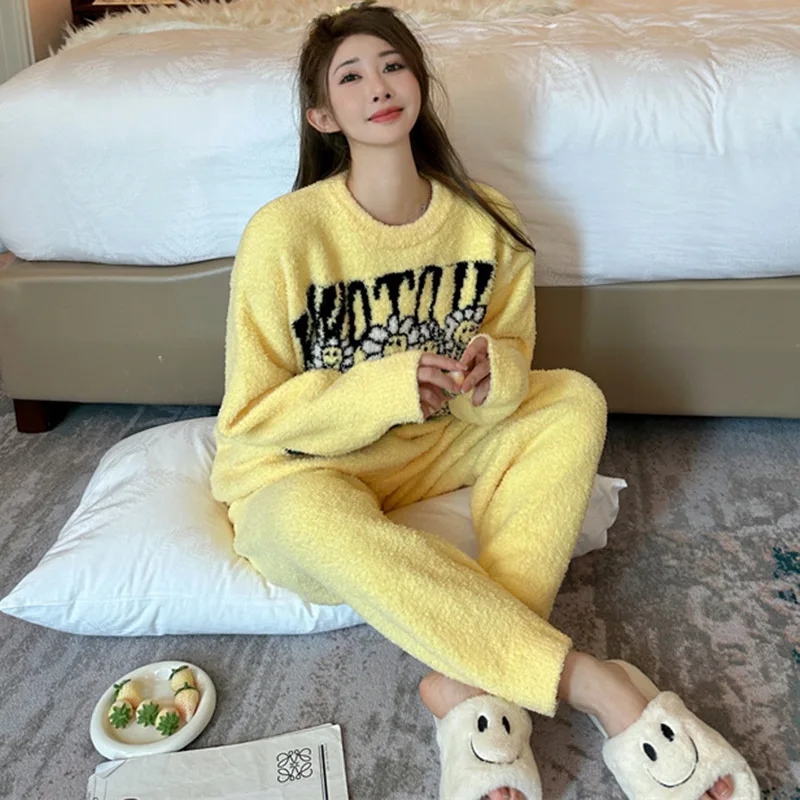 Half velvet women's pajamas with thickened insulation, long sleeved pants, cardigan, home clothing set for external wear
Half velvet women's pajamas with thickened insulation, long sleeved pants, cardigan, home clothing set for external wear