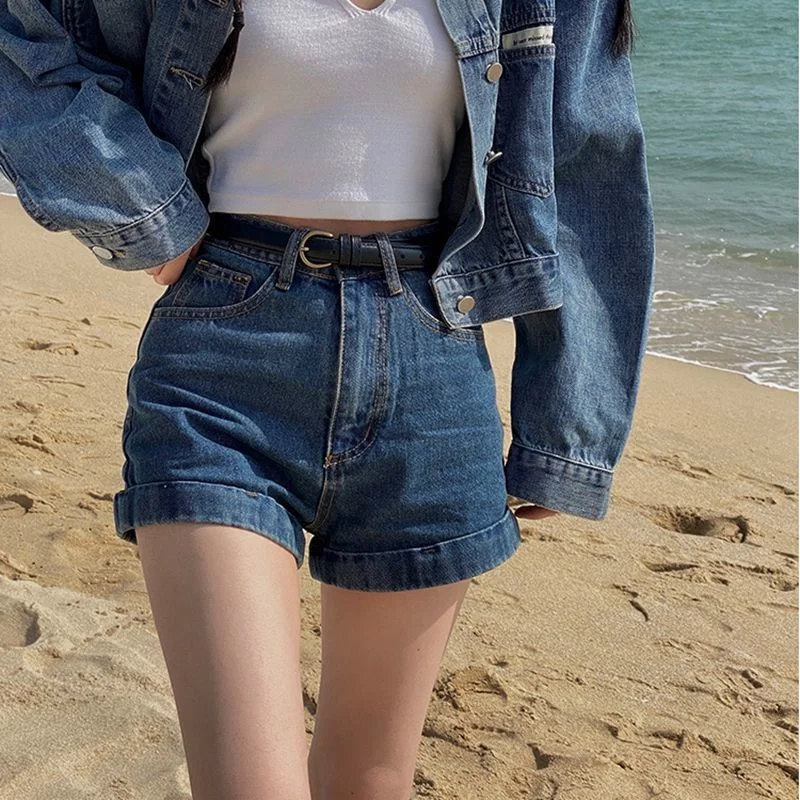 Vintage flanging A-line leg length denim shorts for women with high waist and thin versatile hip pants
Vintage flanging A-line leg length denim shorts for women with high waist and thin versatile hip pants