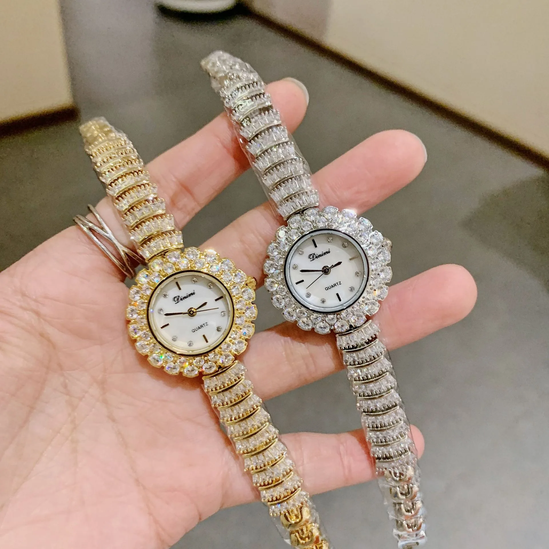 EYER Fashion Shining Crystal Full Ziron Bracelet Watch Women's Elegant Casual Princess Style Watch Luxury Design Jewelry
EYER Fashion Shining Crystal Full Ziron Bracelet Watch Women's Elegant Casual Princess Style Watch Luxury Design Jewelry