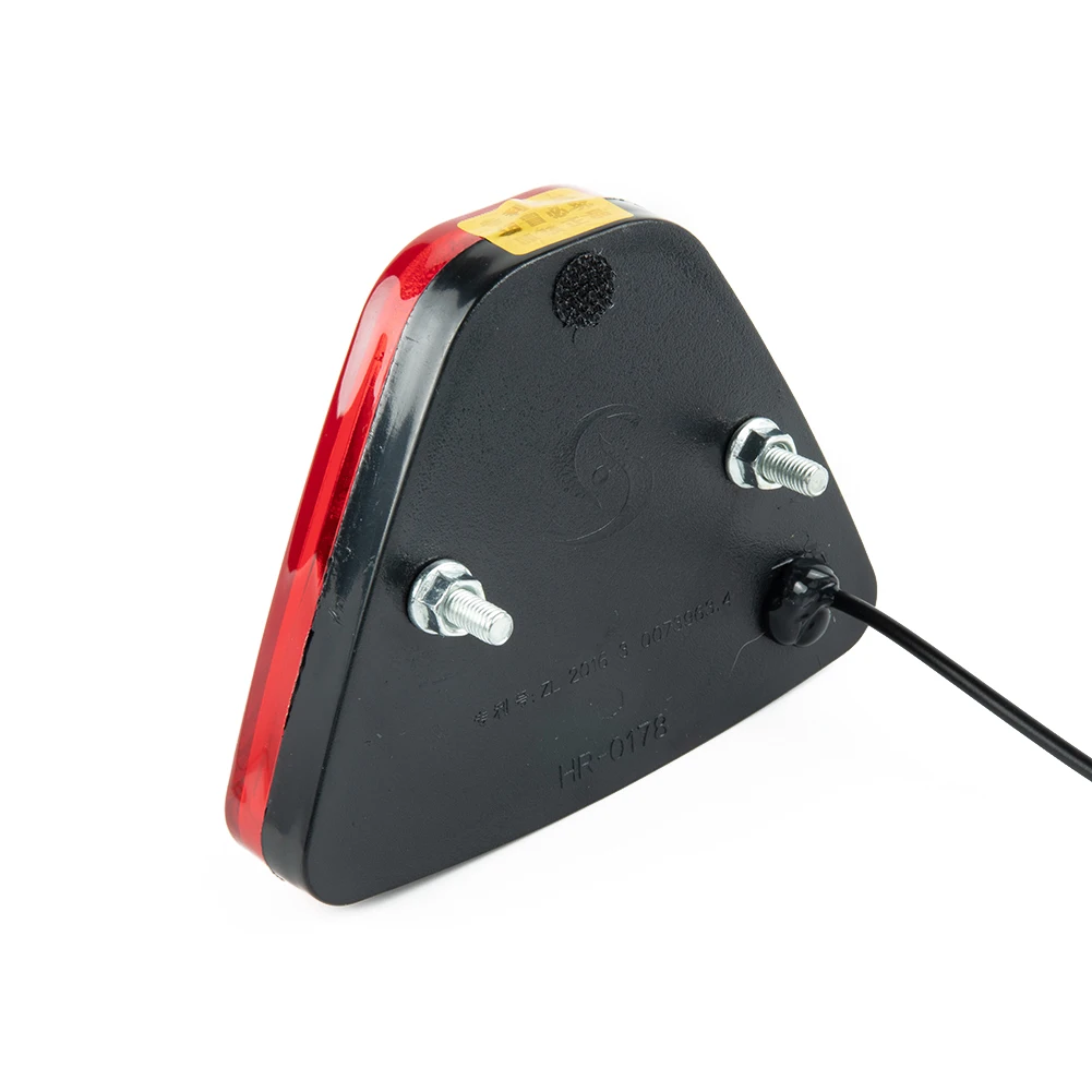 1x For Car F1 Style Triangle Red LED 3rd Rear Bumper Tail Stop Strobe Light Universal 20 LED Brake Light Car Lighting Part
1x For Car F1 Style Triangle Red LED 3rd Rear Bumper Tail Stop Strobe Light Universal 20 LED Brake Light Car Lighting Part