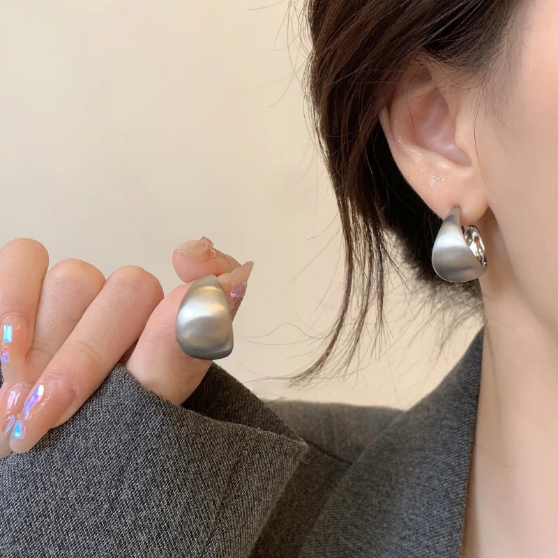 Fashion Metal Frosted Brushed C-shaped Earrings For Women Minimalist Geometric Beans Stud Earrings Christmas Party Jewelry Gifts
Fashion Metal Frosted Brushed C-shaped Earrings For Women Minimalist Geometric Beans Stud Earrings Christmas Party Jewelry Gifts