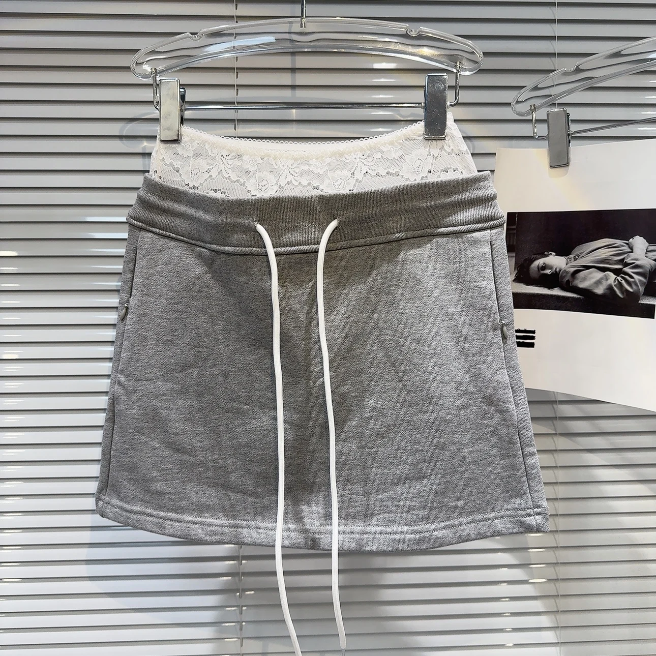 2024 Summer New Miu Style Sexy Spicy Girl Lace Waist Drawstring Design Casual Bag Hip Skirt Half skirt
2024 Summer New Miu Style Sexy Spicy Girl Lace Waist Drawstring Design Casual Bag Hip Skirt Half skirt