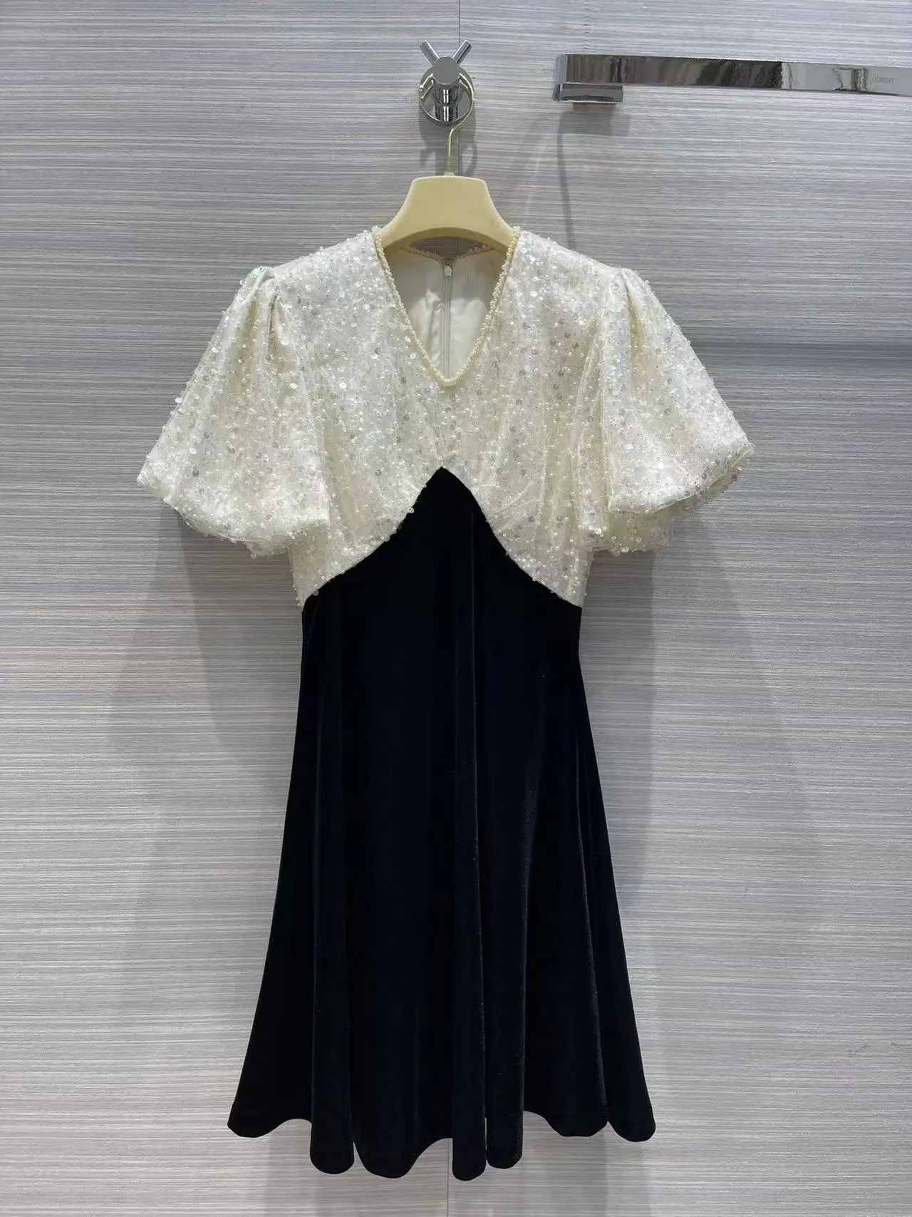 Fyion 2022 Summer Women's Runway Designer Vintage Sequins Dress V-Neck Color Patchwork High Quality Hot Velvet Dresses
Fyion 2022 Summer Women's Runway Designer Vintage Sequins Dress V-Neck Color Patchwork High Quality Hot Velvet Dresses