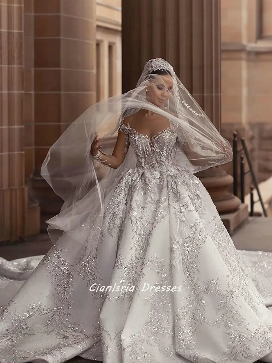 Gorgeous Crystal Appliques Chapel Train Dubai Wedding Dress Ball Gown Long Sleeve Handmade Flowers Saudi Arabic Bridal Gown
Gorgeous Crystal Appliques Chapel Train Dubai Wedding Dress Ball Gown Long Sleeve Handmade Flowers Saudi Arabic Bridal Gown