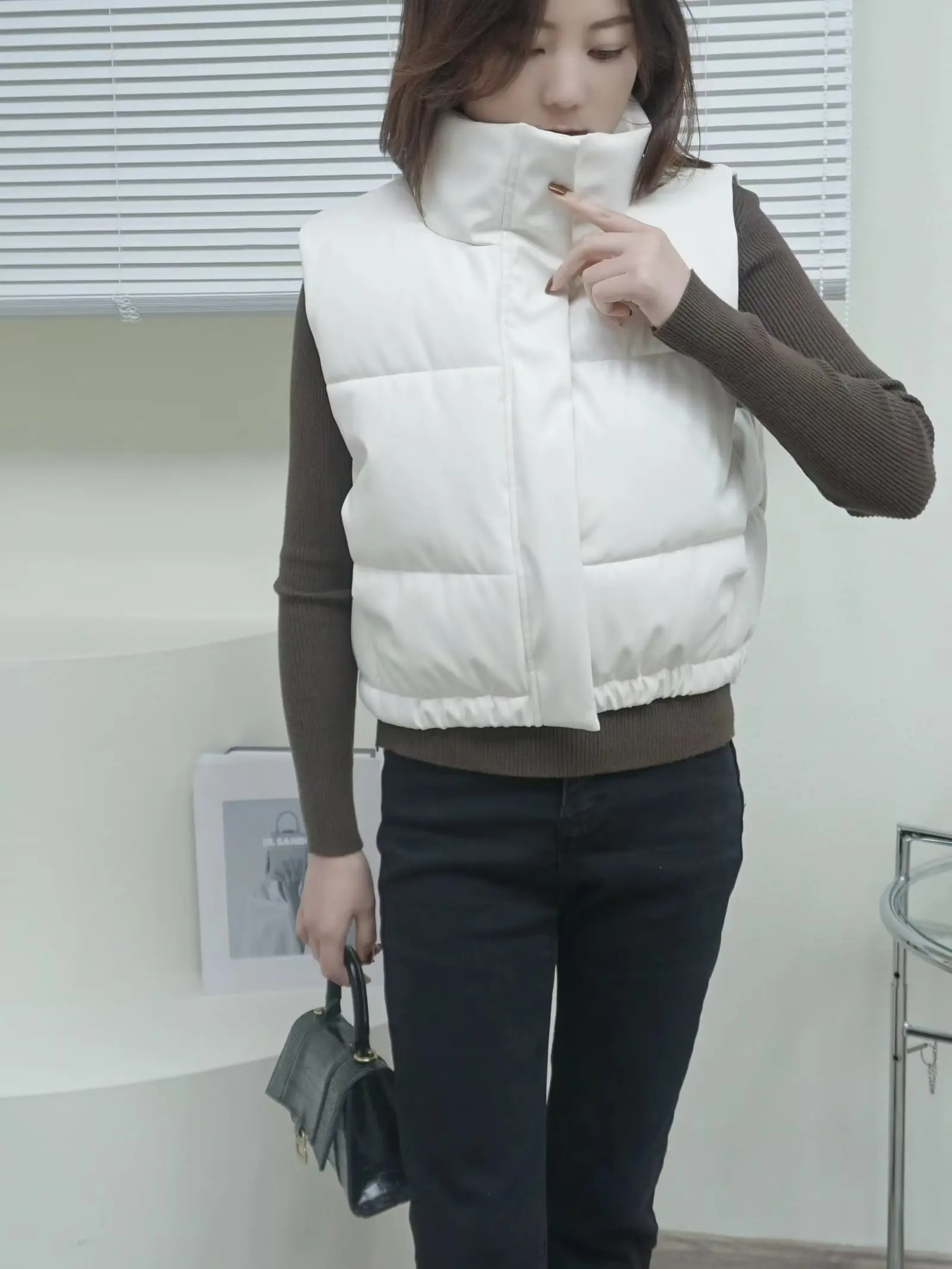 New Autumn and Winter Women's European and American Style Stand Collar Versatile Faux Leather Cotton Vest for Outerwear
New Autumn and Winter Women's European and American Style Stand Collar Versatile Faux Leather Cotton Vest for Outerwear