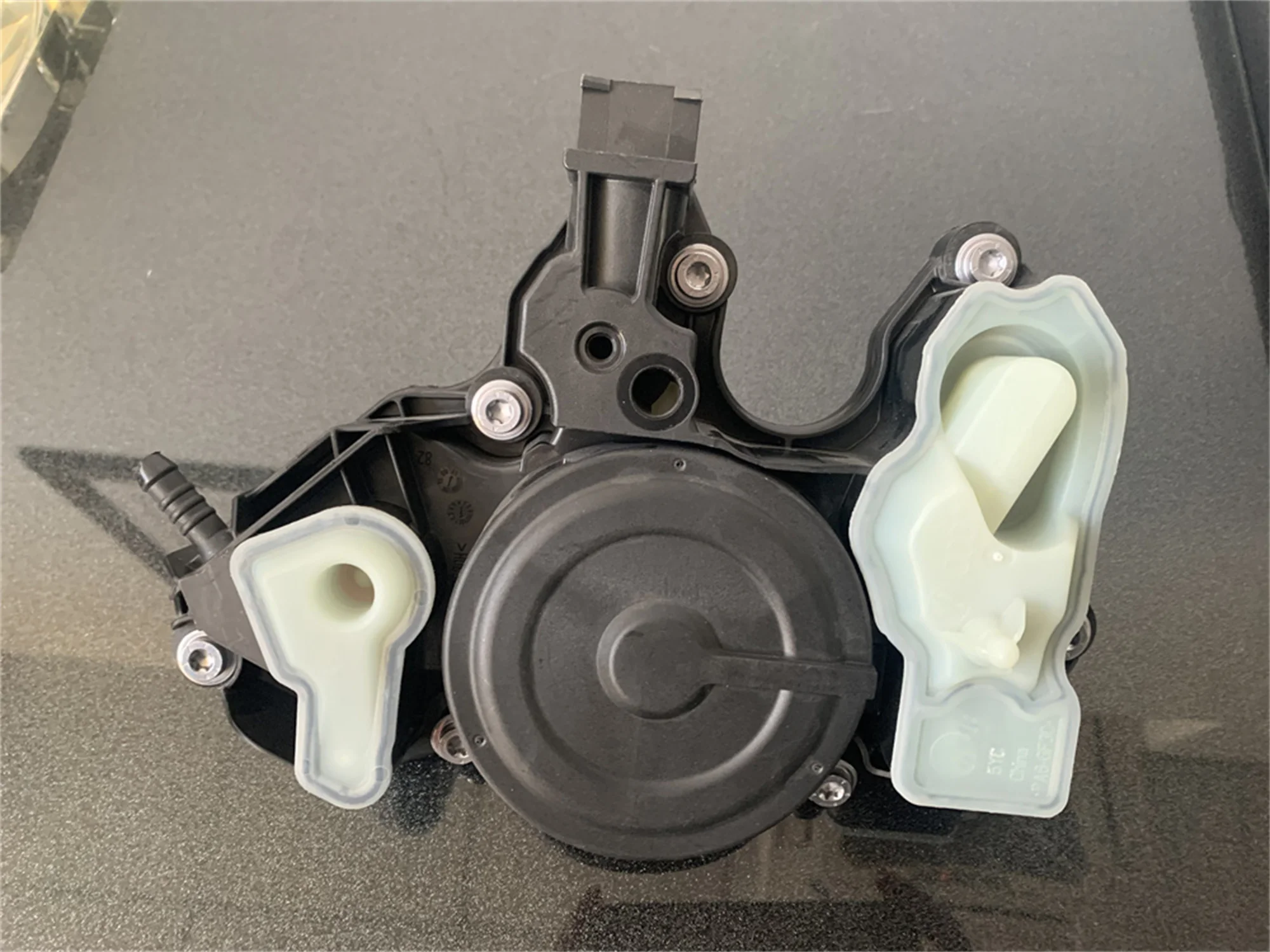 1pc Original New Oil Separator PCV Valve For EA888 III VW Beetle Golf Audi A3 Q3 Q7 TT 06K103495NS 06K103495AR 06K103495AF
1pc Original New Oil Separator PCV Valve For EA888 III VW Beetle Golf Audi A3 Q3 Q7 TT 06K103495NS 06K103495AR 06K103495AF
