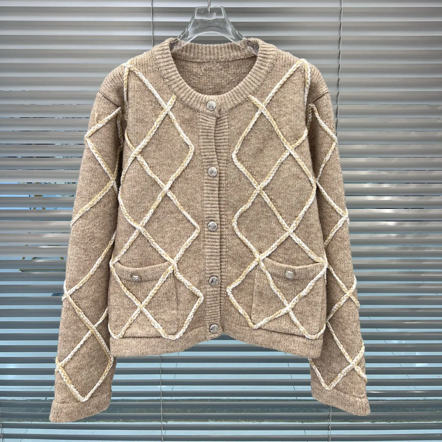 Lingge plaid Knitted Cardigan for women thick fabric Vintage Sweater Short Coat khaki color elegant jacket jumper traf
Lingge plaid Knitted Cardigan for women thick fabric Vintage Sweater Short Coat khaki color elegant jacket jumper traf