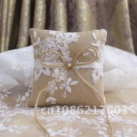 Rustic Linen Lace Wedding Decoration 15*15cm Bridal Wedding Ring Bearer Festive Supplies European Style Vintage Ring Pillow
Rustic Linen Lace Wedding Decoration 15*15cm Bridal Wedding Ring Bearer Festive Supplies European Style Vintage Ring Pillow