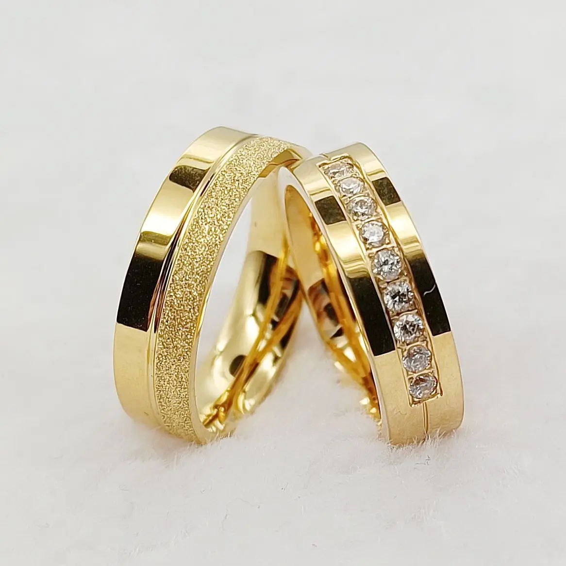 High Quality Couple Wedding Rings For Lovers Men And Women Emery Frosted 18k Gold Plated Stainless Steel Jewelry Ring bague or
High Quality Couple Wedding Rings For Lovers Men And Women Emery Frosted 18k Gold Plated Stainless Steel Jewelry Ring bague or