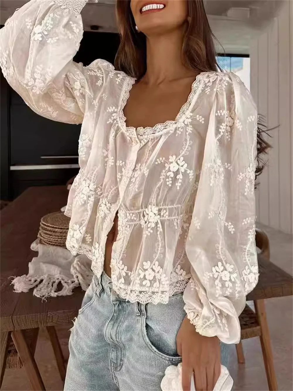 Милая рубашка с вышивкой для женщин, весна-лето, белые кружевные однобортные свободные элегантные женские блузки с длинными рукавами и U-образным вырезом 
Милая рубашка с вышивкой для женщин, весна-лето, белые кружевные однобортные свободные элегантные женские блузки с длинными рукавами и U-образным вырезом