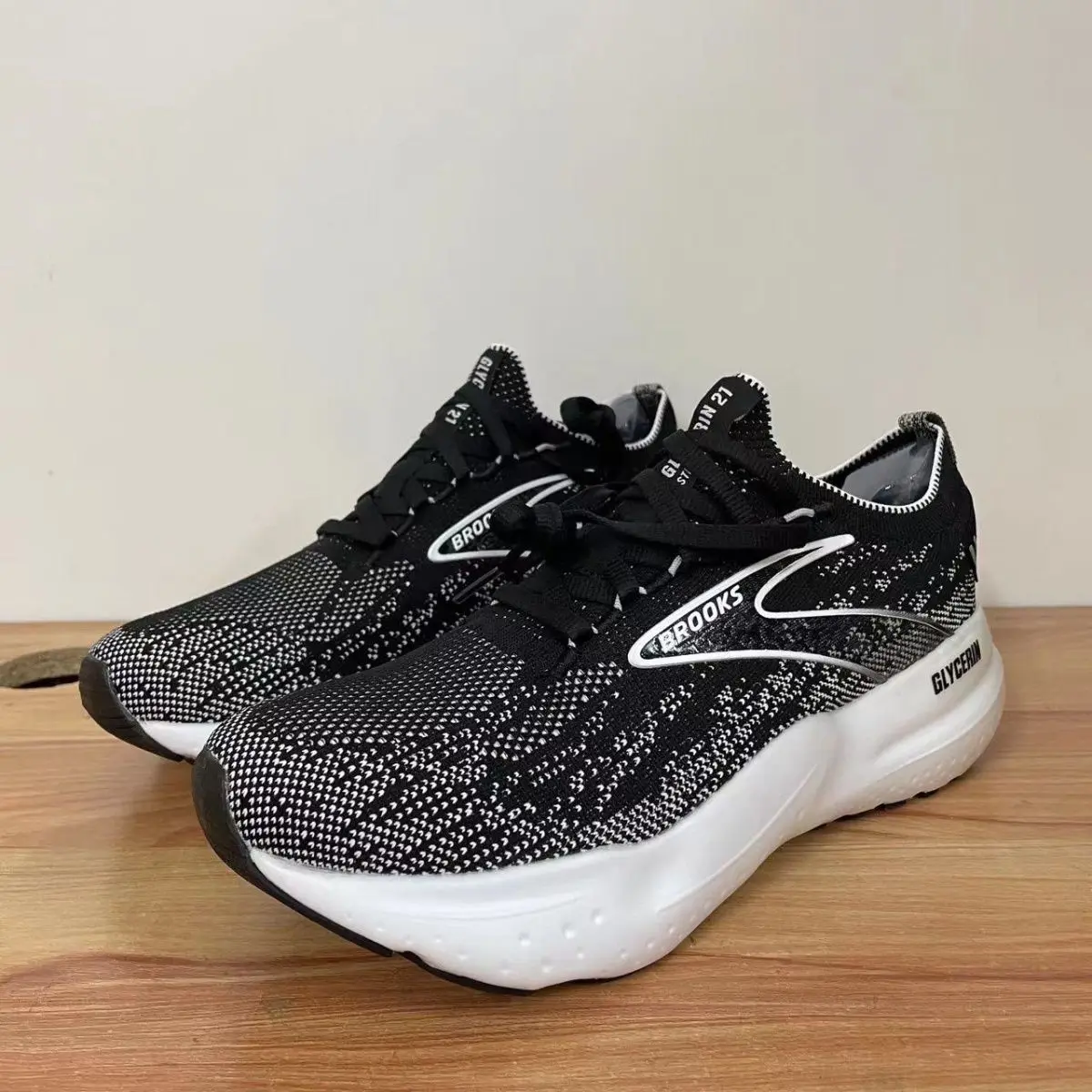 Brooks Glycerol 21 Nitrogen Bottom Light Breathable Shock-Absorbing Marathon Sneaks Sports Running Shoes for men Soft Fashion
Brooks Glycerol 21 Nitrogen Bottom Light Breathable Shock-Absorbing Marathon Sneaks Sports Running Shoes for men Soft Fashion