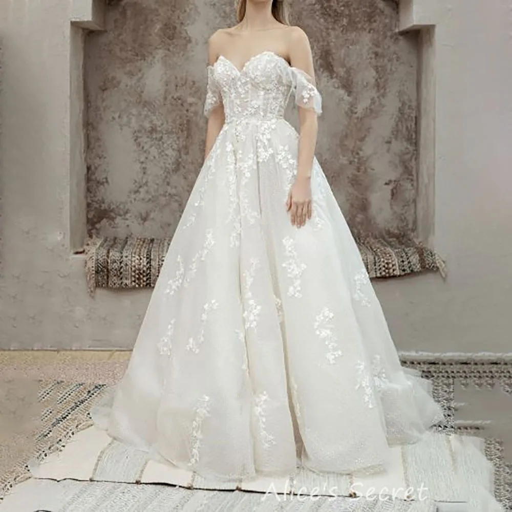 A-Line Tulle Romantic Off Shoulder Sweetheart Scallop Straps Lace Appliques Court Train Wedding Dress
A-Line Tulle Romantic Off Shoulder Sweetheart Scallop Straps Lace Appliques Court Train Wedding Dress