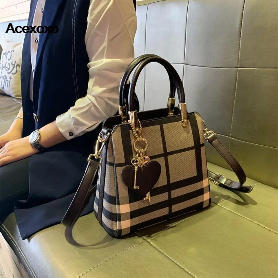 2023 new fashion leather air lattice document Tote bag hand bill shoulder oblique span bag
2023 new fashion leather air lattice document Tote bag hand bill shoulder oblique span bag