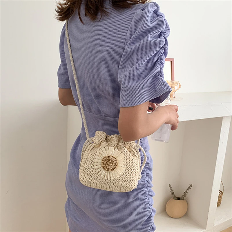 Rattan Woven Women Straw Bag Handbag Knit Flower Summer Beach Woman Shoulder Messenger Khaki Beige Bags Fashion Creative
Rattan Woven Women Straw Bag Handbag Knit Flower Summer Beach Woman Shoulder Messenger Khaki Beige Bags Fashion Creative