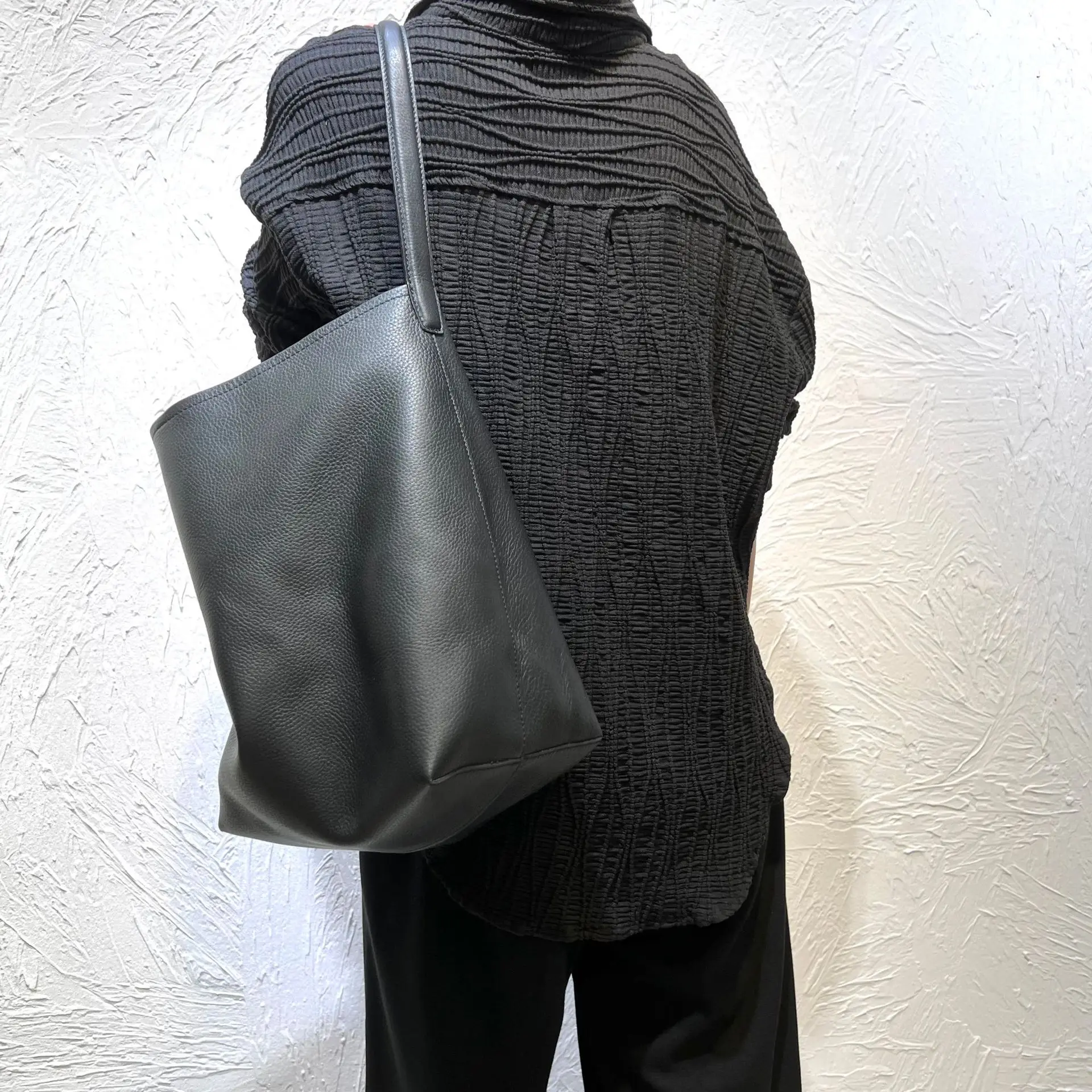 Genuine leather women's bag large capacity commuting tote bag high-end feel top layer cowhide bucket bag one shoulder handbag
Genuine leather women's bag large capacity commuting tote bag high-end feel top layer cowhide bucket bag one shoulder handbag