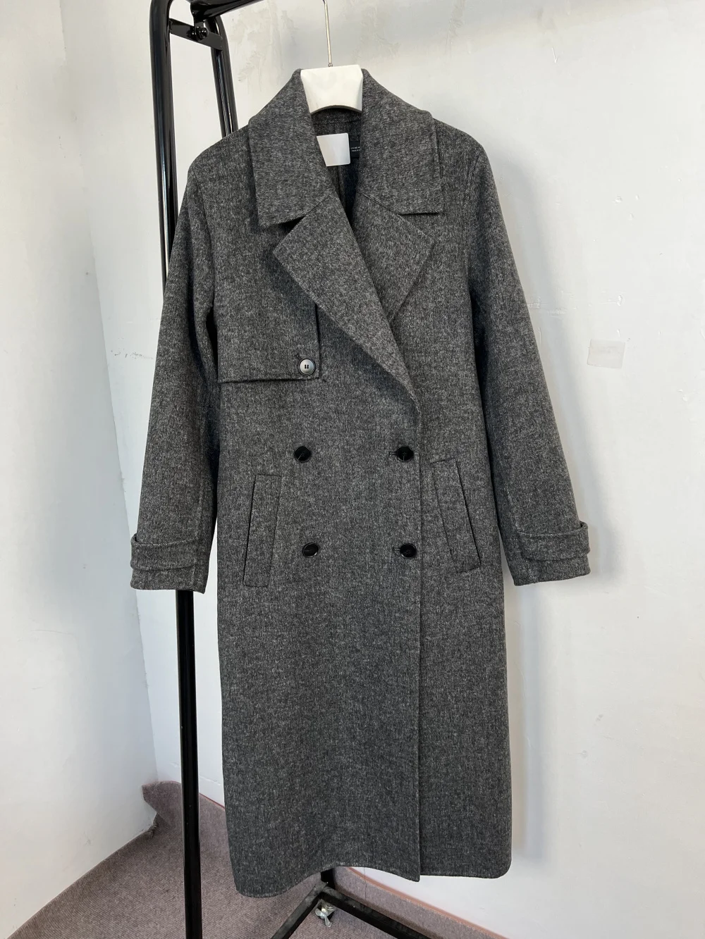 ETJ2023 traf autumn and winter new wool blended woolen coat women's classic grey double-breasted suit collar long woolen coat
ETJ2023 traf autumn and winter new wool blended woolen coat women's classic grey double-breasted suit collar long woolen coat