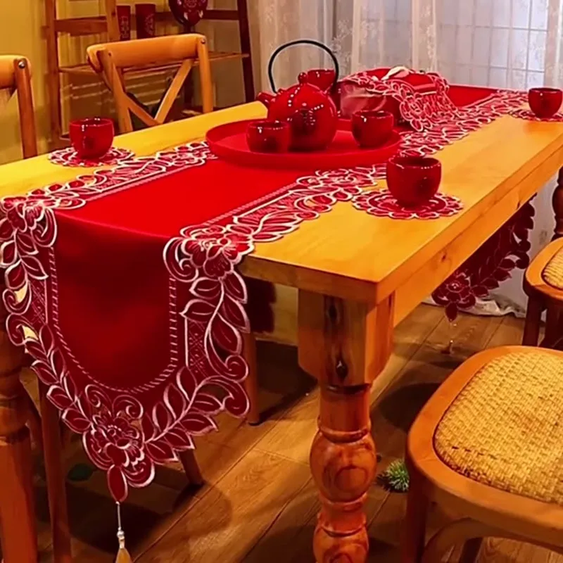 Luxury Gold Thread Embroidered Rose Red Table Runner Modern Hollow Table Runners Christmas Placemat Home Wedding Tablecloth EA3
Luxury Gold Thread Embroidered Rose Red Table Runner Modern Hollow Table Runners Christmas Placemat Home Wedding Tablecloth EA3