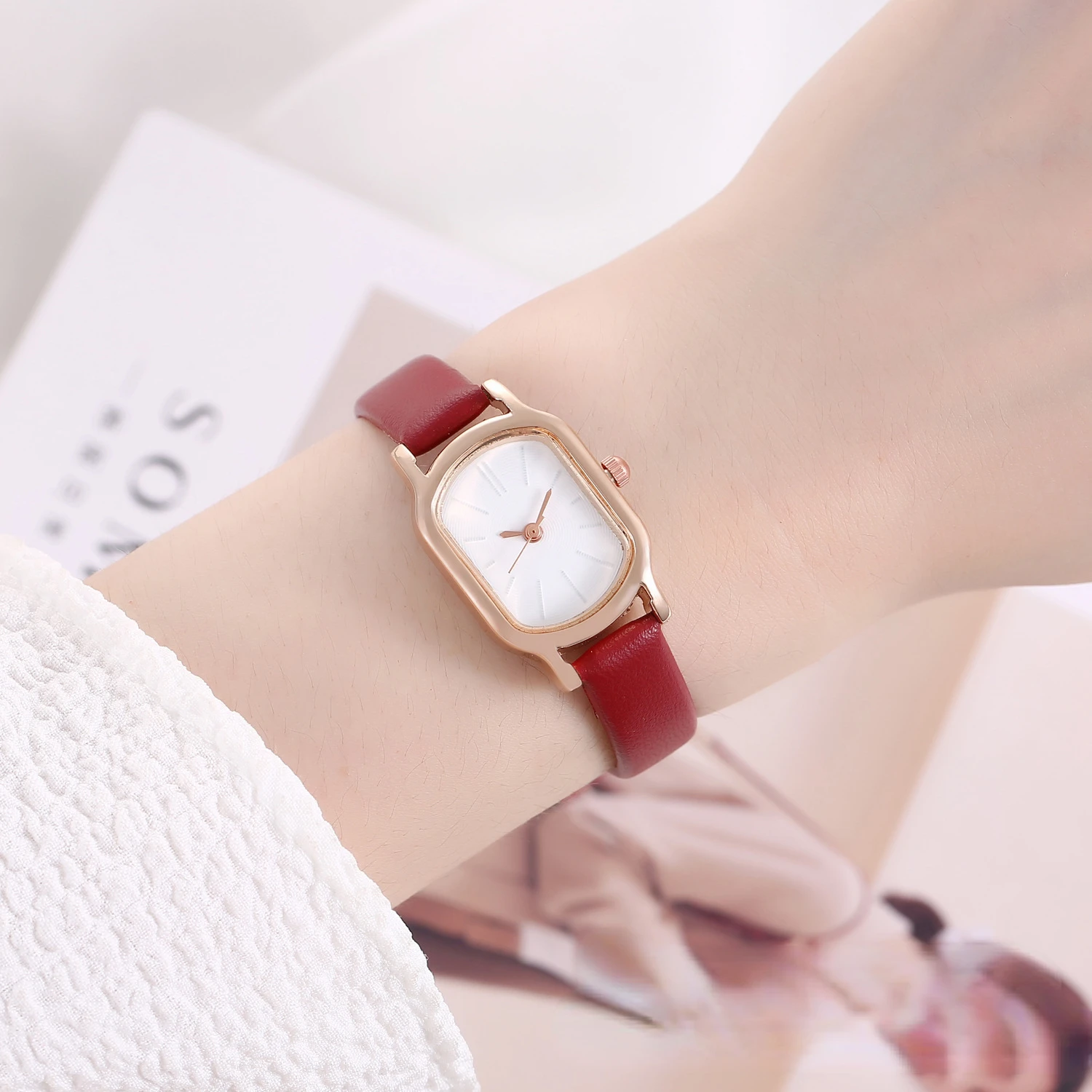 Women's Simple Vintage Watches for Women Dial Wristwatch Leather Strap Wrist Watch High Quality Ladies Casual Bracelet Watches
Women's Simple Vintage Watches for Women Dial Wristwatch Leather Strap Wrist Watch High Quality Ladies Casual Bracelet Watches
