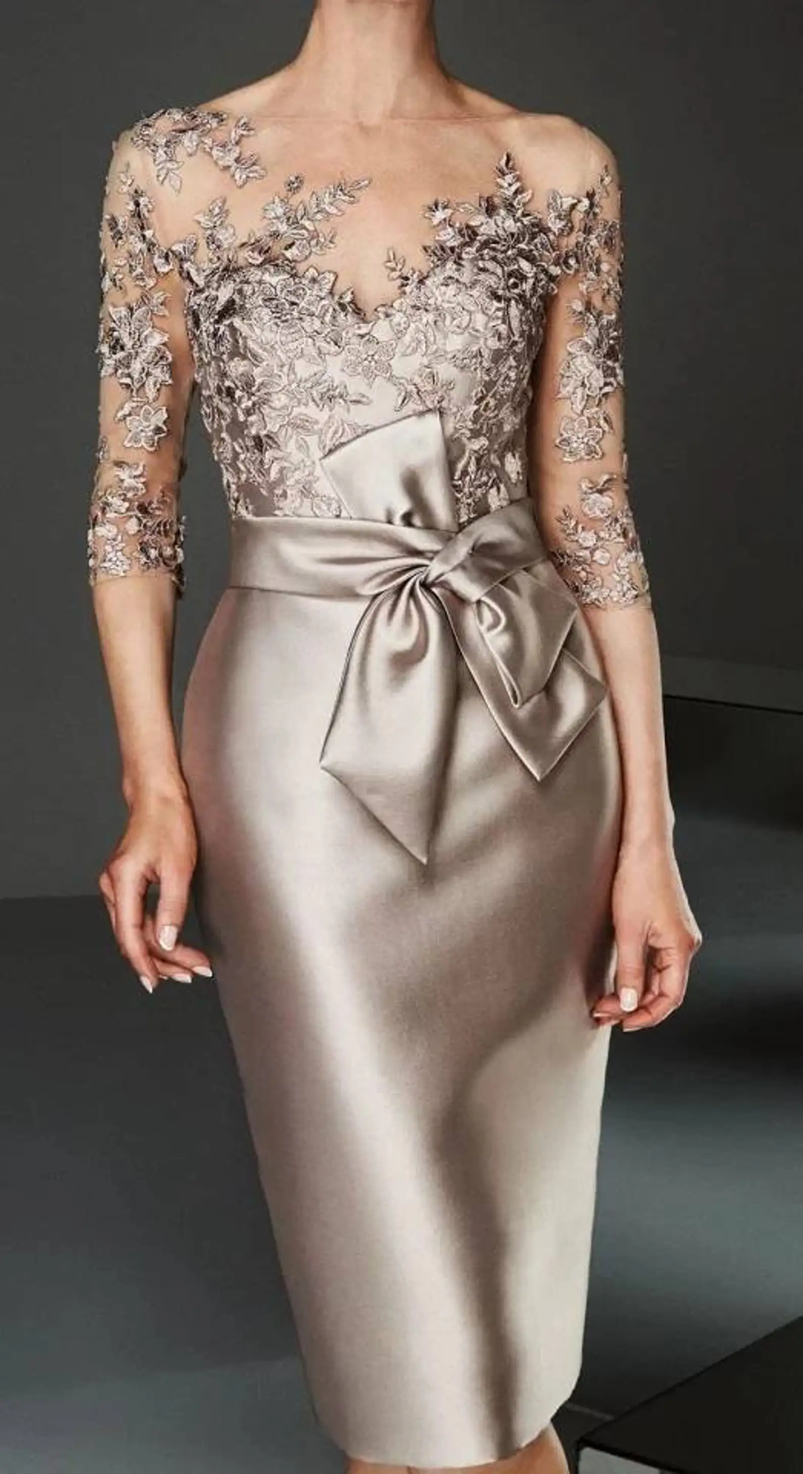 Short Mother of The Bride Dresses for Weddings Elegant Knee Length Bow Sashes Belt Illusion Sheer Neck 3/4 Sleeves Custom Make
Short Mother of The Bride Dresses for Weddings Elegant Knee Length Bow Sashes Belt Illusion Sheer Neck 3/4 Sleeves Custom Make