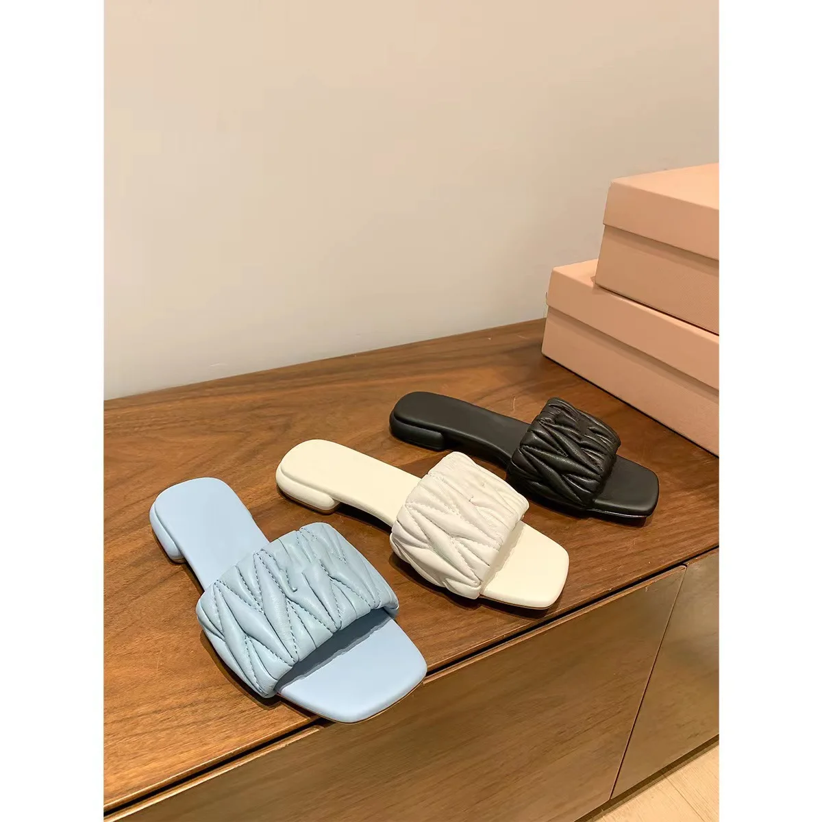Candy colored flip flops for women in summer, wearing pleated flat bottoms, half slippers, low heels, square toe, large size
Candy colored flip flops for women in summer, wearing pleated flat bottoms, half slippers, low heels, square toe, large size