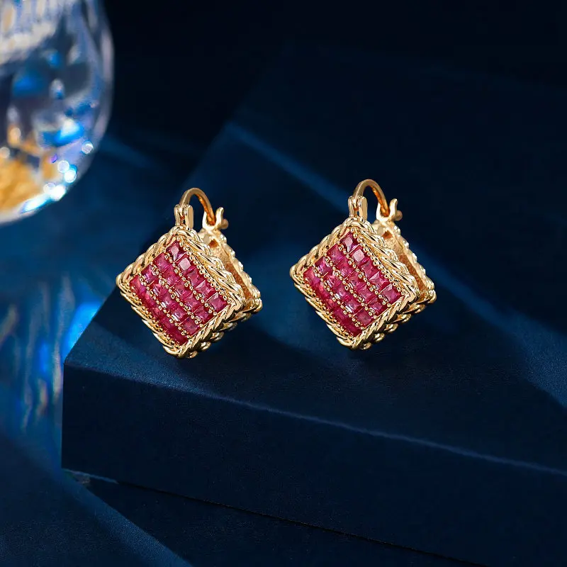 

A Niche Temperament, Light Luxury, And A Sense Of Luxury. Simple And Minimalist Earrings With Trendy Double-Sided Zircon Inlaid