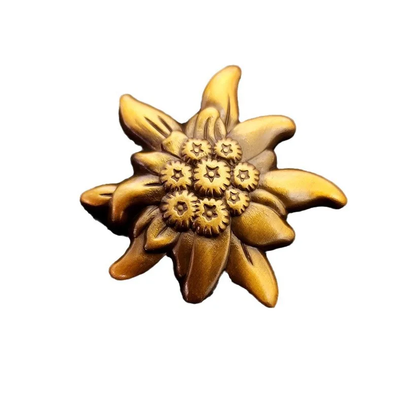 Snow velvet collar badge, hat badge, chest flower, leaf badge, cuffs with a hanging pendant made of alloy material 
Snow velvet collar badge, hat badge, chest flower, leaf badge, cuffs with a hanging pendant made of alloy material