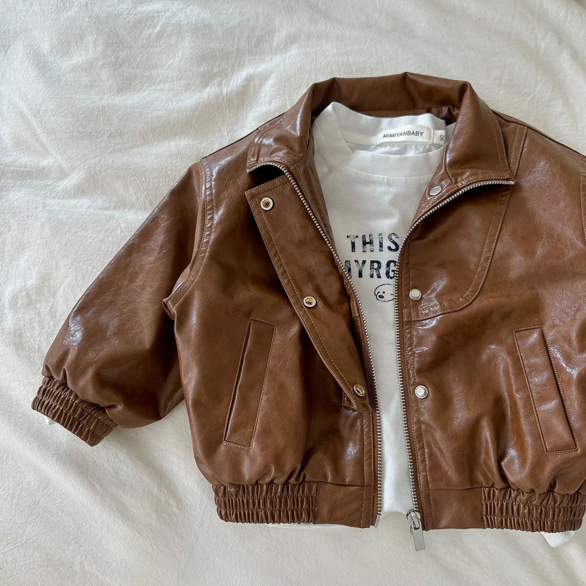 Autumn new boys vintage leather jacket solid color baby coat Hong Kong style girls leather spring and autumn clothing
Autumn new boys vintage leather jacket solid color baby coat Hong Kong style girls leather spring and autumn clothing