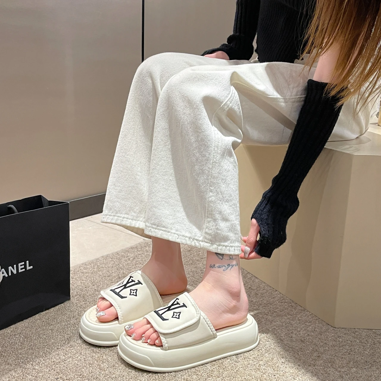 Platform Slippers Female Letter Soft Bottom Summer Sandals 2024 New Style All The Fashion Flat Flip-flops
Platform Slippers Female Letter Soft Bottom Summer Sandals 2024 New Style All The Fashion Flat Flip-flops