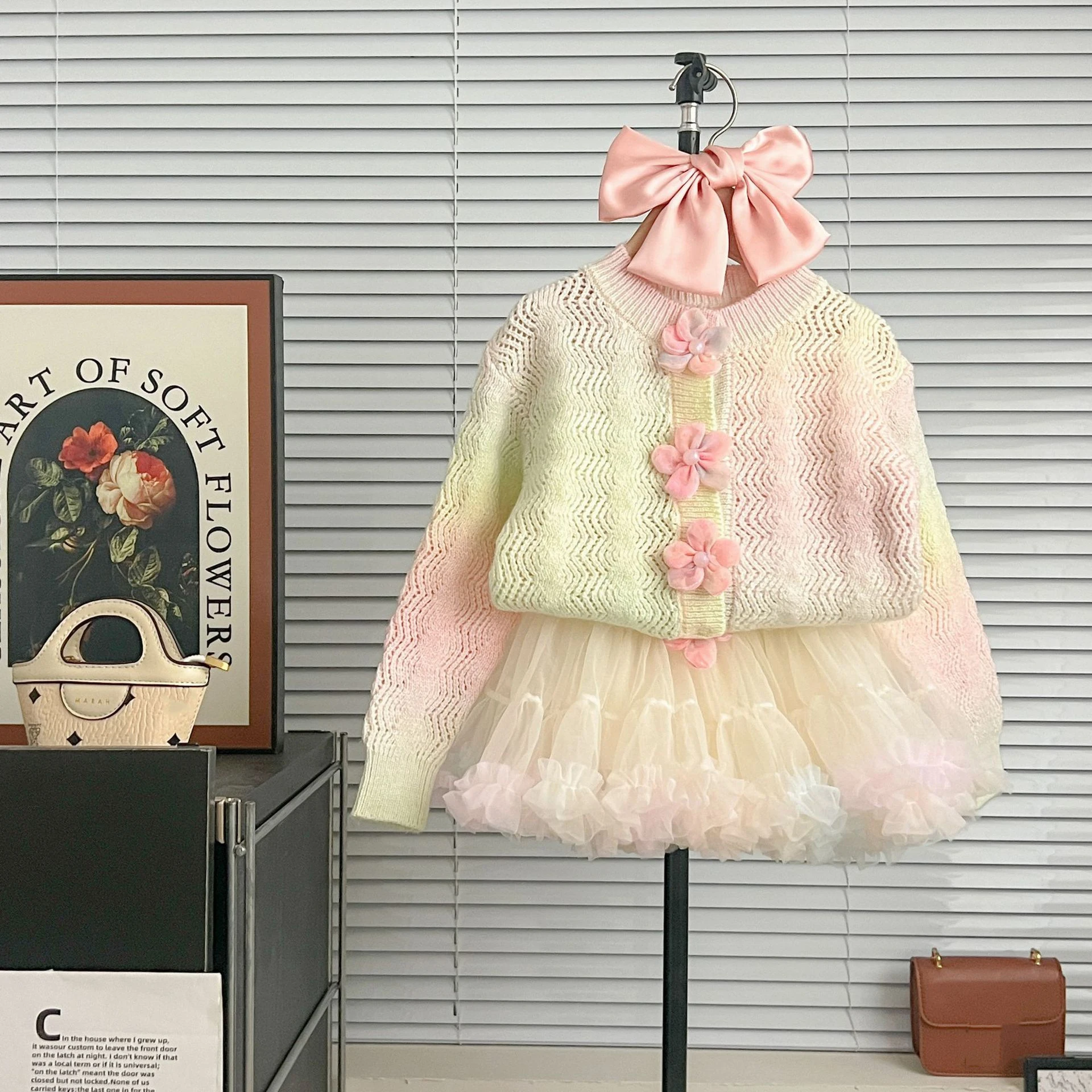 Комплект из 2 предметов для девочек, мягкий кардиган на пуговицах с градиентом и цветочным принтом + сетчатая бальная юбка-трапеция с высокой талией, детская одежда, костюмы
Комплект из 2 предметов для девочек, мягкий кардиган на пуговицах с градиентом и цветочным принтом + сетчатая бальная юбка-трапеция с высокой талией, детская одежда, костюмы