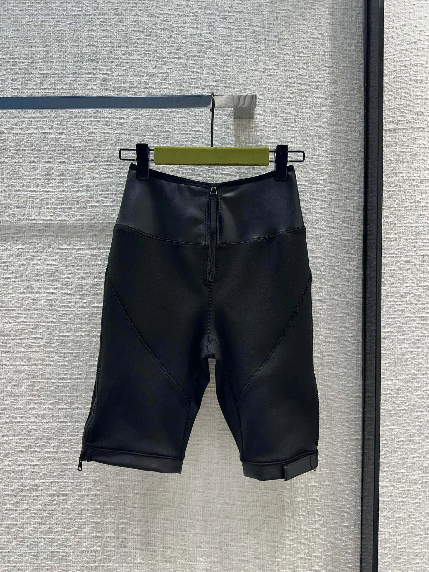 Shorts with zipper on both sides of the design of the mid-high waist version of the casual fashion 2024 summer new hot 0109
Shorts with zipper on both sides of the design of the mid-high waist version of the casual fashion 2024 summer new hot 0109