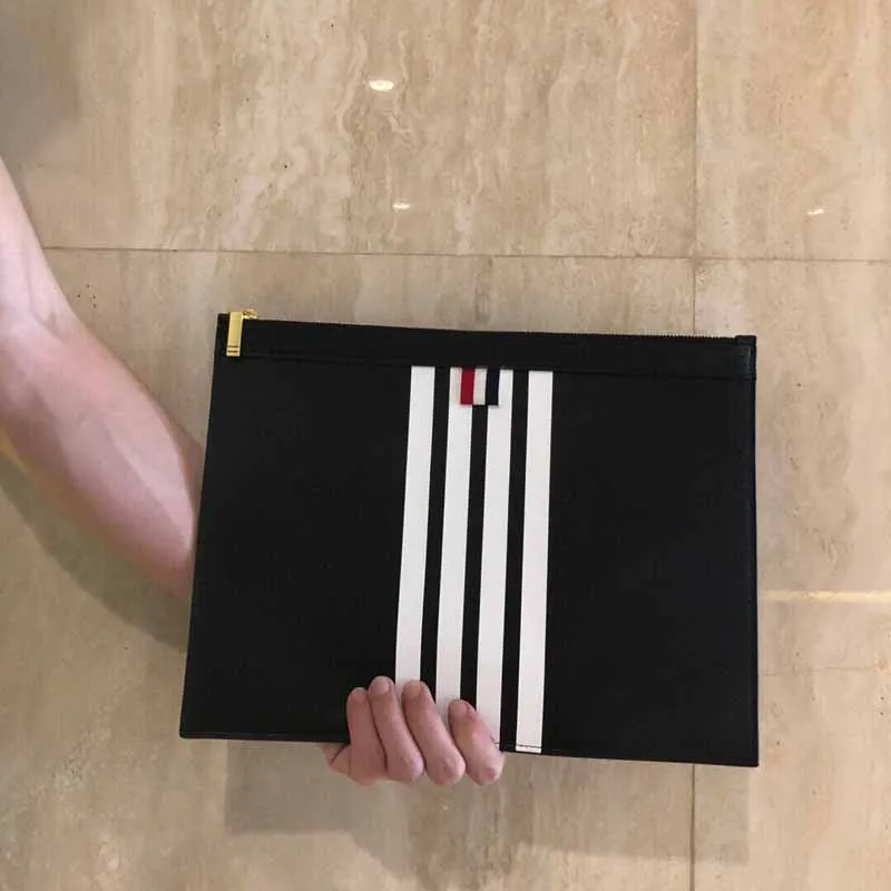 TB THOM Clutch Bag Leater Business Large Capacity High Quality Handbag Fashion Korean Design White 4-Bar Striped Envelope Bag
TB THOM Clutch Bag Leater Business Large Capacity High Quality Handbag Fashion Korean Design White 4-Bar Striped Envelope Bag
