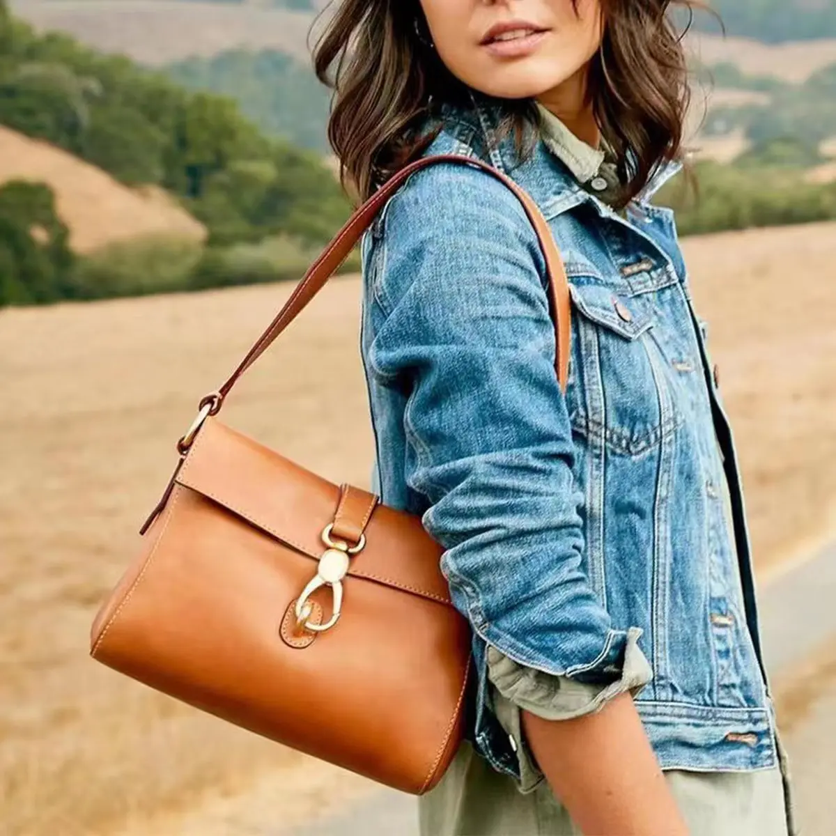 2023 new European and American retro shou plant soft hand bill shoulder bag for women
2023 new European and American retro shou plant soft hand bill shoulder bag for women
