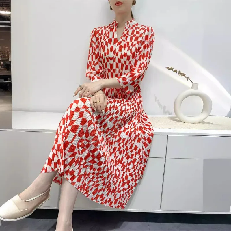 Женское платье миди с запахом, V-образным вырезом и принтом в клетку 
Женское платье миди с запахом, V-образным вырезом и принтом в клетку