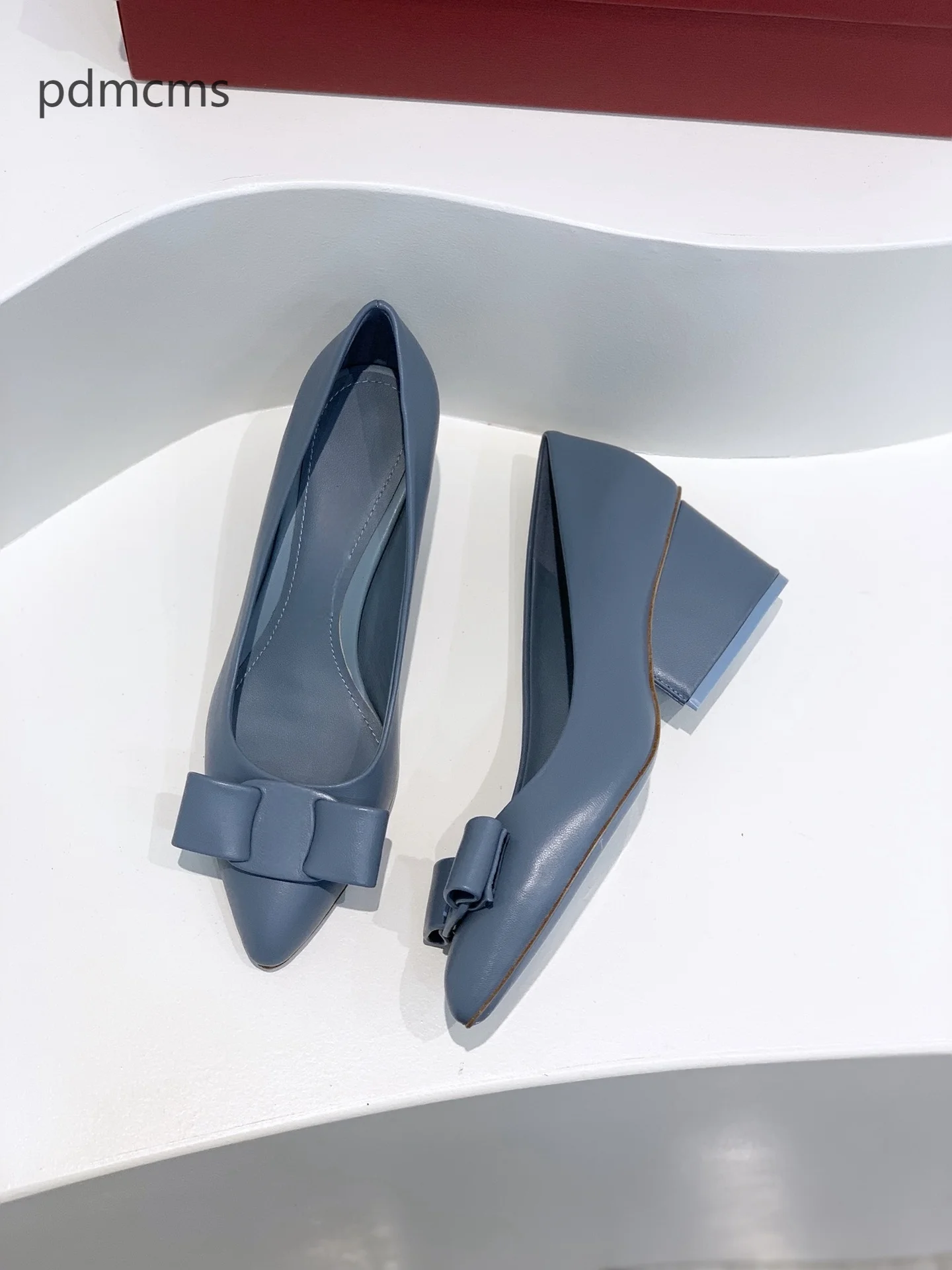 Fashionable women's high heels, women's bow tie, sloping heels, elegant design, shoe sizes 34-42
Fashionable women's high heels, women's bow tie, sloping heels, elegant design, shoe sizes 34-42