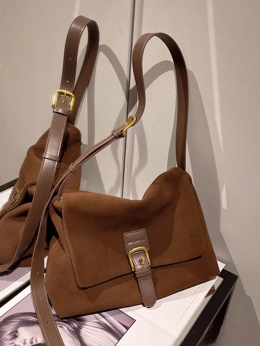 Korean minority design suede leather retro one-shoulder messenger bag large-capacity female commuter
Korean minority design suede leather retro one-shoulder messenger bag large-capacity female commuter