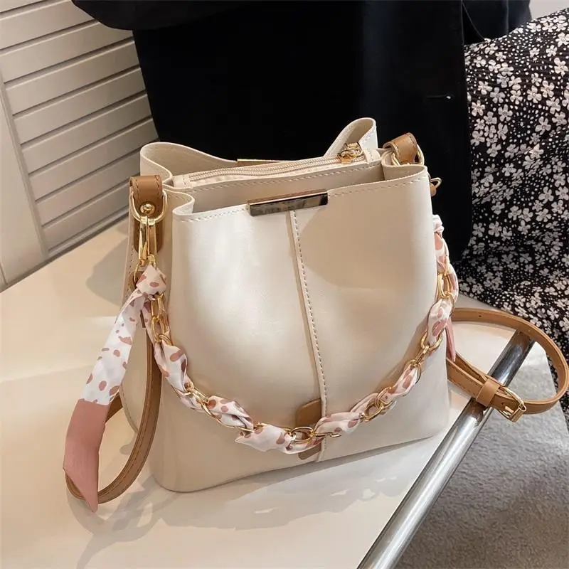 Tote Bucket Bags for Women Handbags Luxury Designer PU Leather Shoulder Bag Ribbon Metal Chain Handbag Large Capacity Shopper
Tote Bucket Bags for Women Handbags Luxury Designer PU Leather Shoulder Bag Ribbon Metal Chain Handbag Large Capacity Shopper