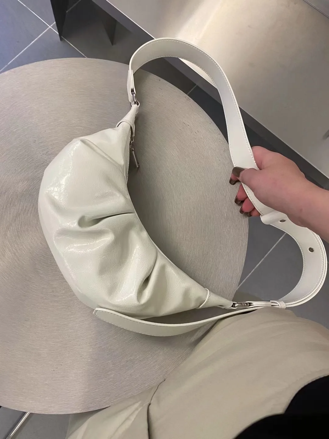 FIRMRANCH Fashion Pleated Pod Design Bright Oil Wax Cowhide Women's One Shoulder Diagonal Straddle Bag Song Ox Horn Purse Hobos
FIRMRANCH Fashion Pleated Pod Design Bright Oil Wax Cowhide Women's One Shoulder Diagonal Straddle Bag Song Ox Horn Purse Hobos