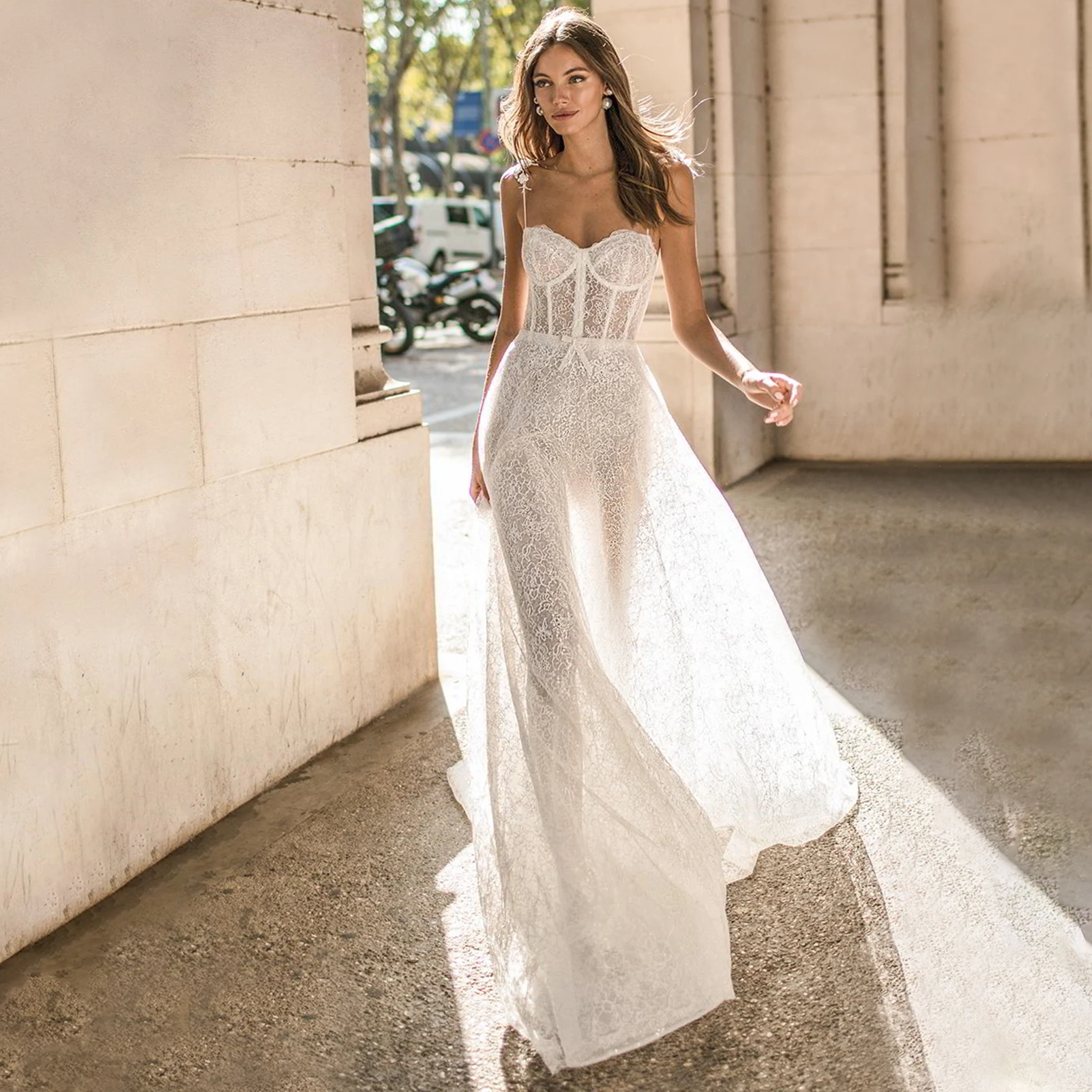 Illusion Lace Sleeveless Wedding Bride Dress Sexy Sweetheart Neck Train Spaghetti Straps Bridal Gown With Bone Robe De Mariée
Illusion Lace Sleeveless Wedding Bride Dress Sexy Sweetheart Neck Train Spaghetti Straps Bridal Gown With Bone Robe De Mariée