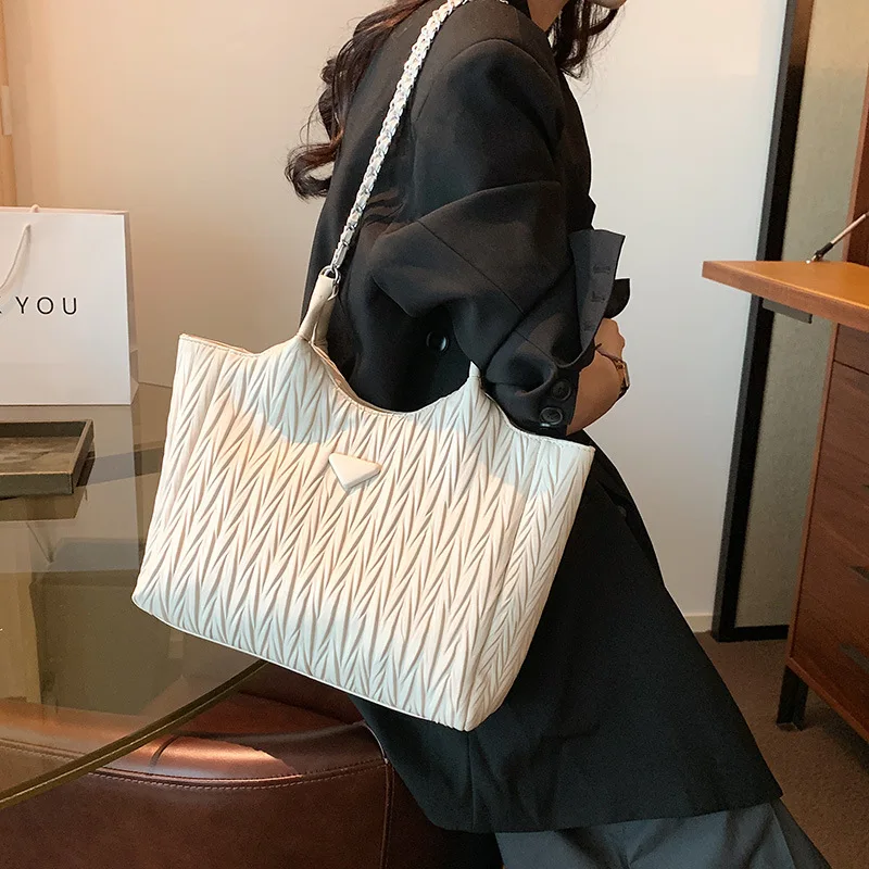 2024 New Style Pleated Chain Tote Women's Bag, Versatile and High-end Single Shoulder Crossbody Bag, Hand-held Armpit Bag
2024 New Style Pleated Chain Tote Women's Bag, Versatile and High-end Single Shoulder Crossbody Bag, Hand-held Armpit Bag